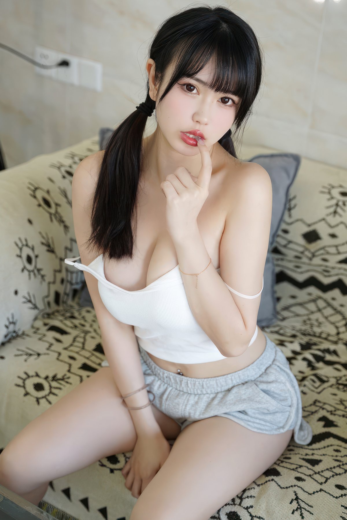 【单套】Tina很妖孽呀：白色纯欲吊带（28张）