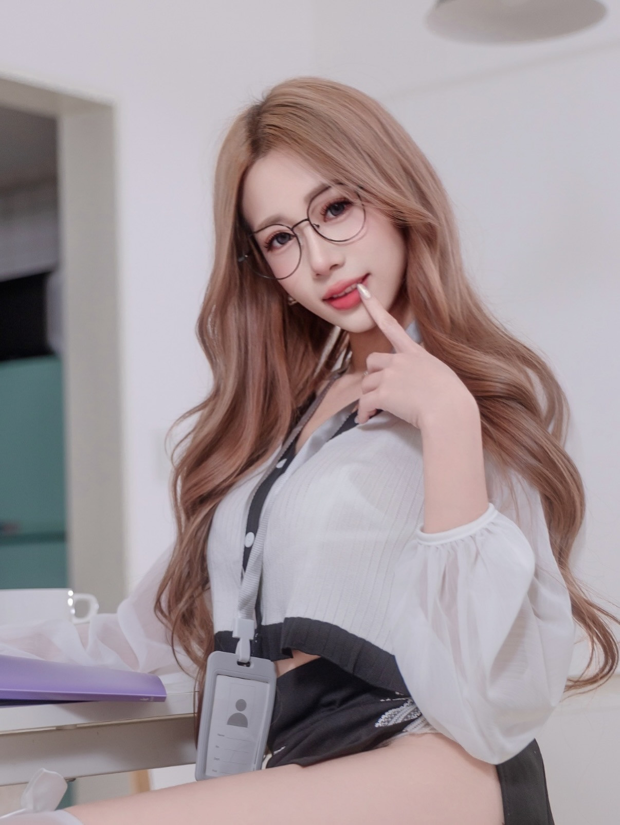 爆乳小秘书曼曼上班偷解扣，「丝袜美脚」勾引同事加班！  第8张