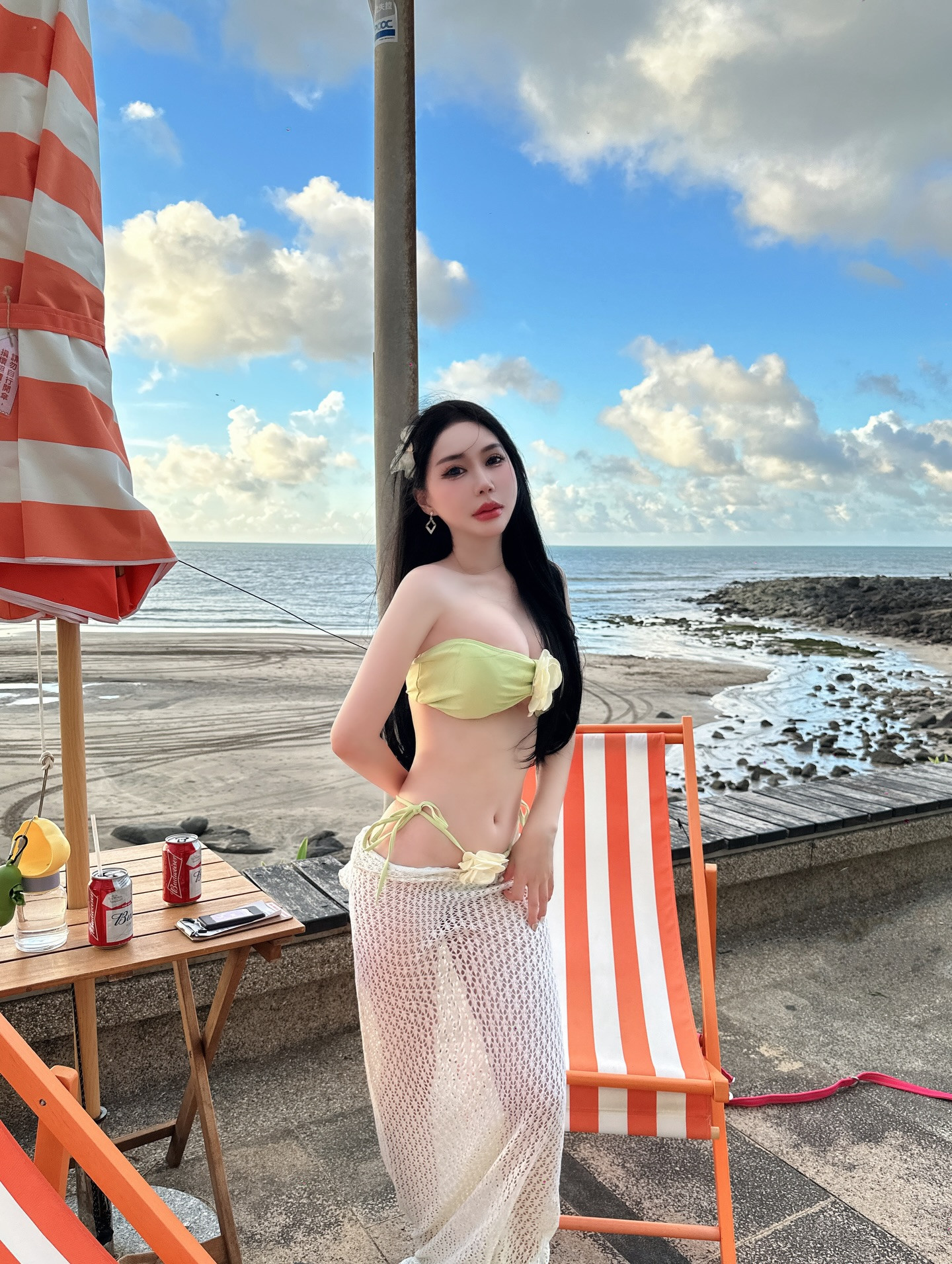 巨乳正妹「李欣沂」海边秀白皙美体和曼妙曲线！