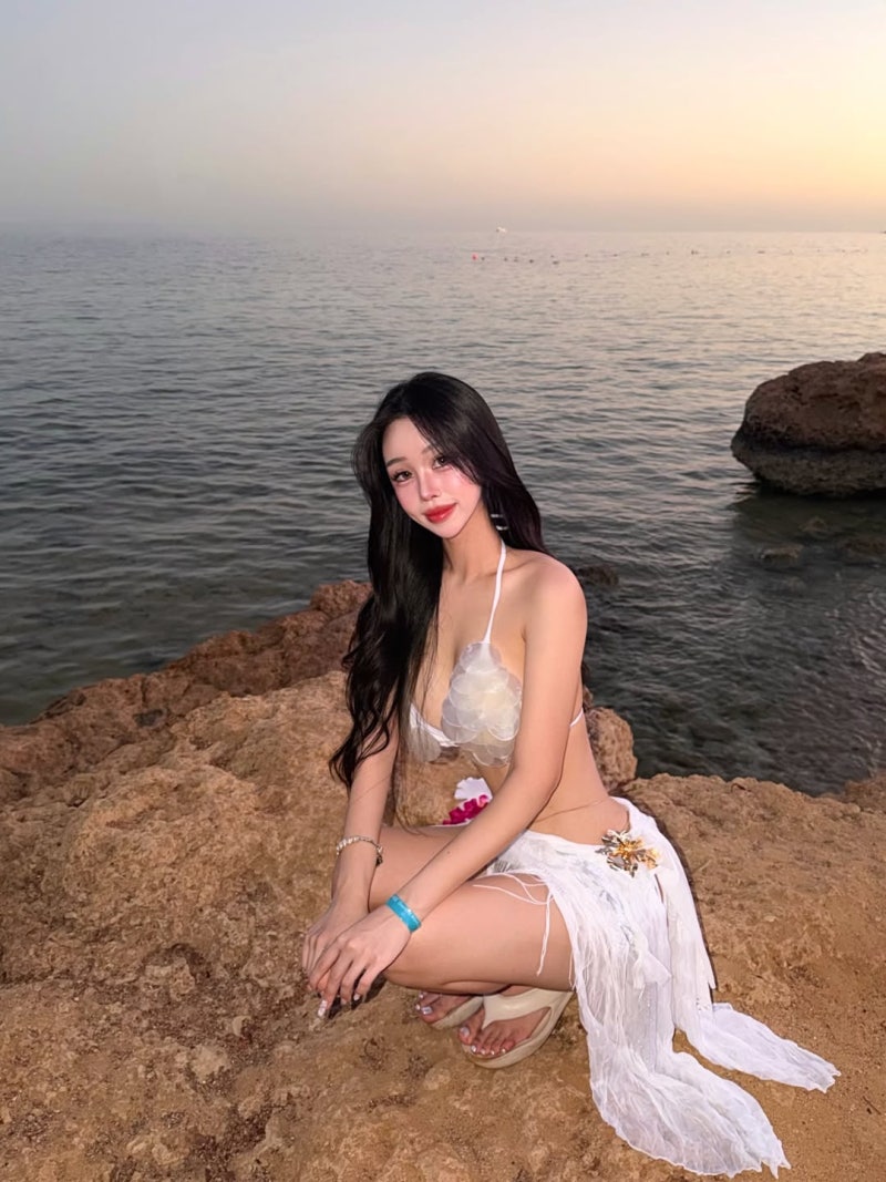 @s__lure，一位在夕阳大海背景下绽放的女神美人  第2张