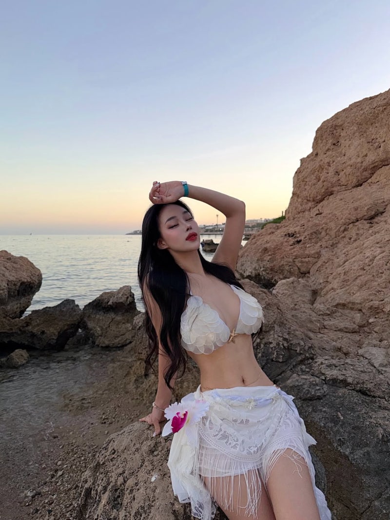 @s__lure，一位在夕阳大海背景下绽放的女神美人  第8张