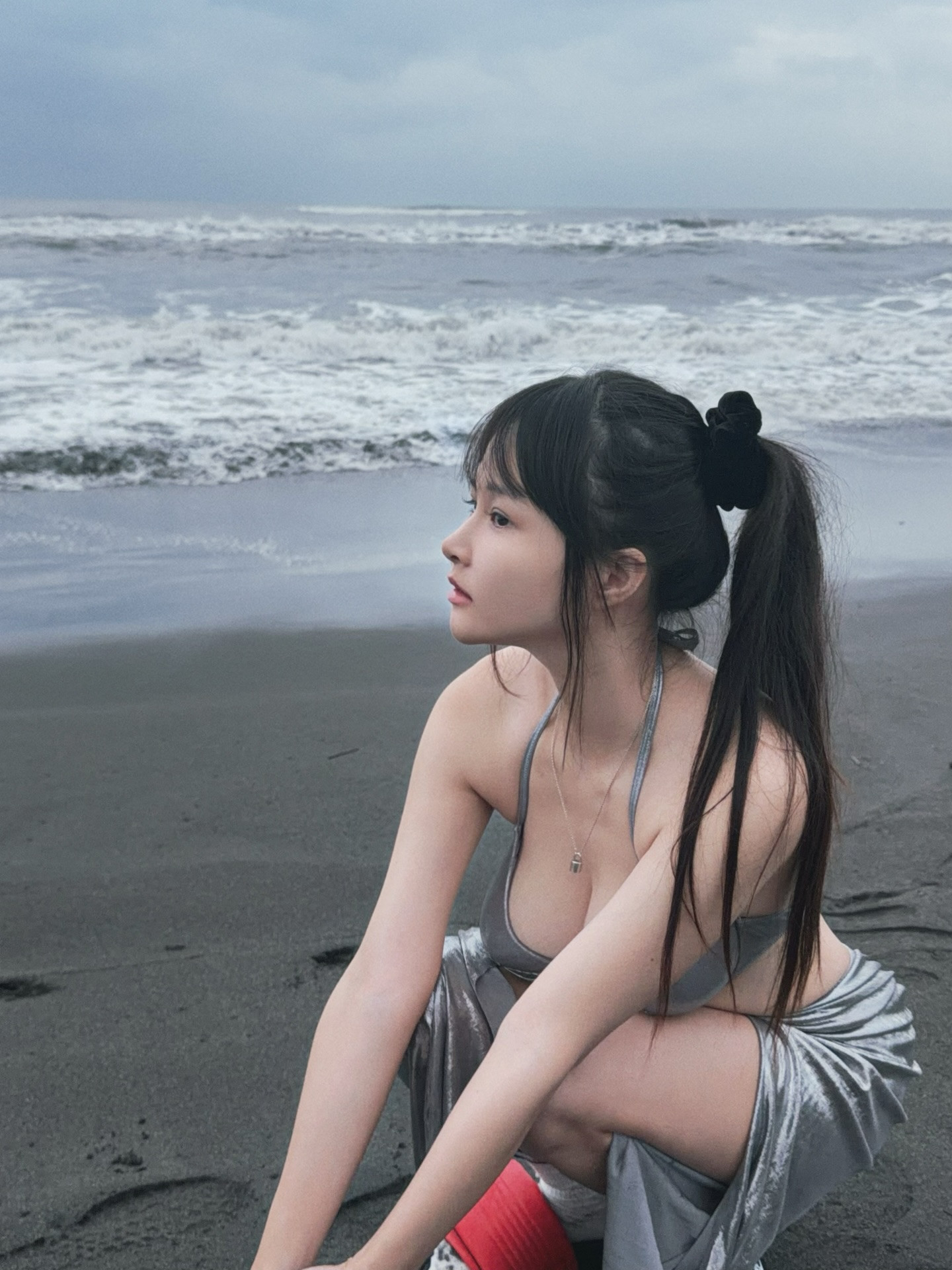 宜兰海滩惊见比基尼正妹「Tong」，侧脸杀+雪嫩美乳太诱人！  第2张