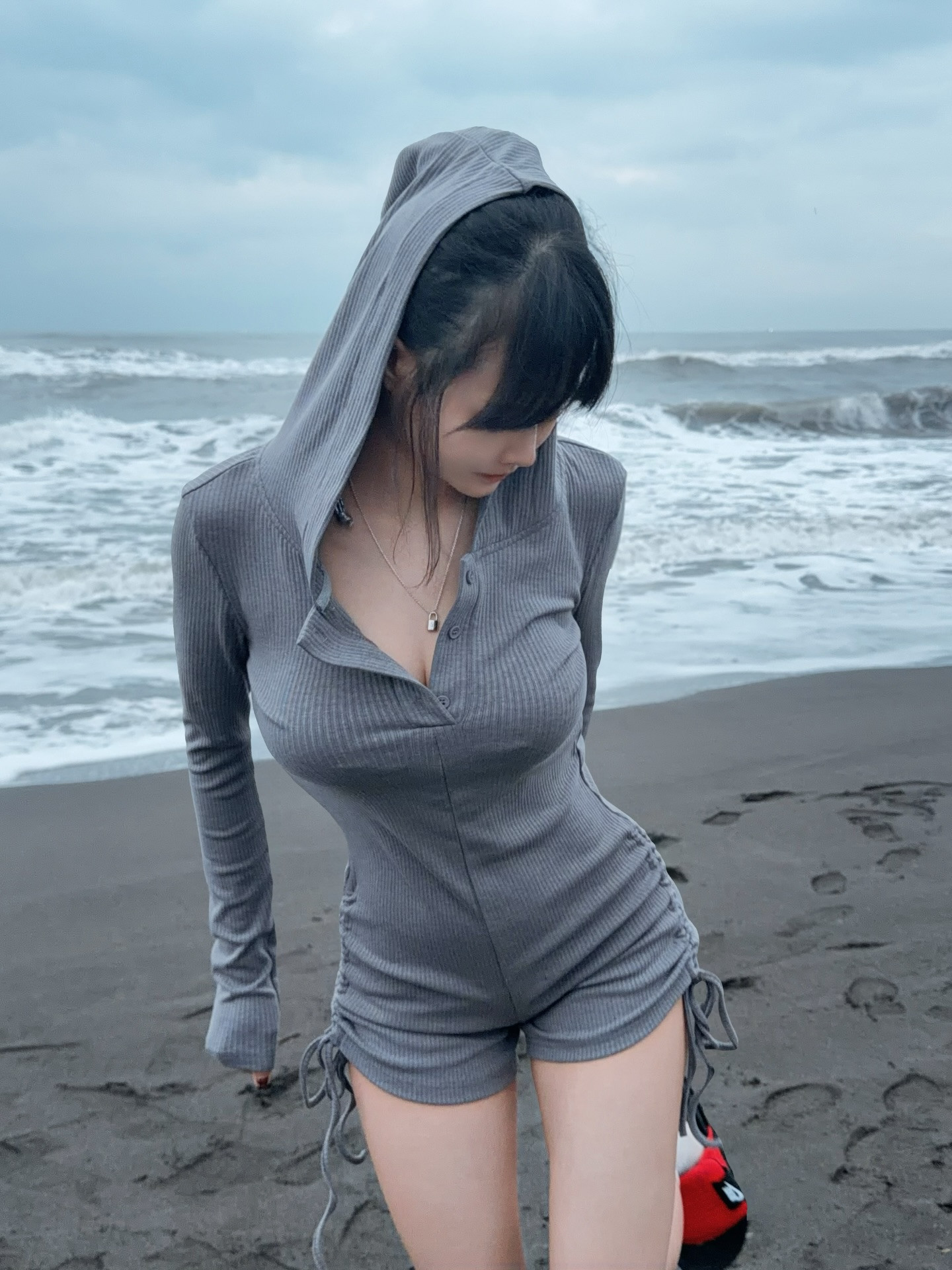 宜兰海滩惊见比基尼正妹「Tong」，侧脸杀+雪嫩美乳太诱人！  第3张