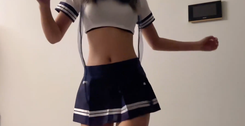 小灿助眠ASMR： 老师我脚崴了（视频）